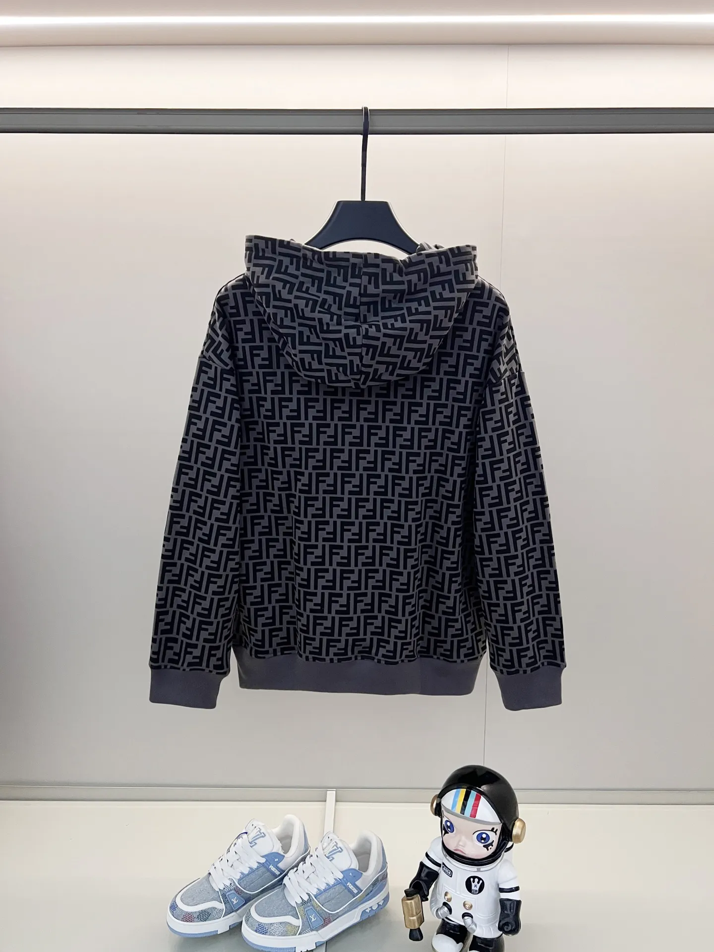 FENDI 420gコットン黒灰ロゴプリントパーカー - 画像 (3)