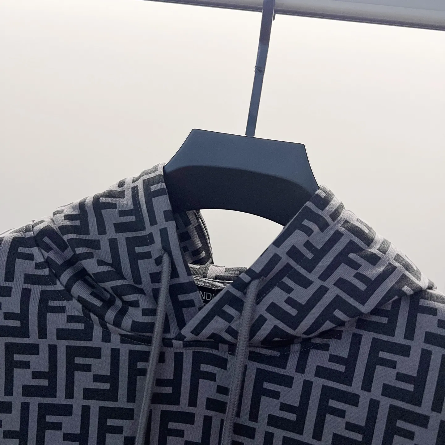 FENDI 420gコットン黒灰ロゴプリントパーカー - 画像 (4)