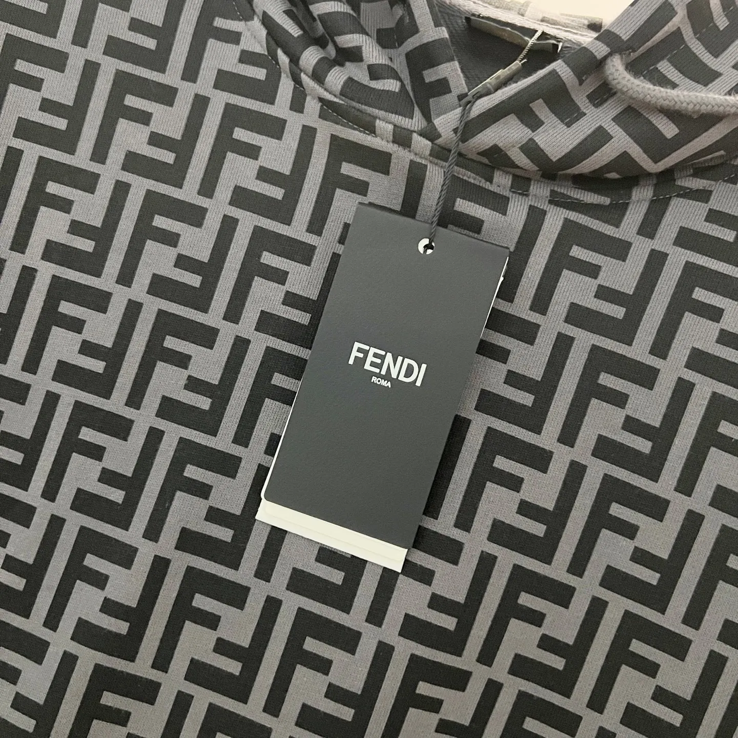 FENDI 420gコットン黒灰ロゴプリントパーカー - 画像 (6)