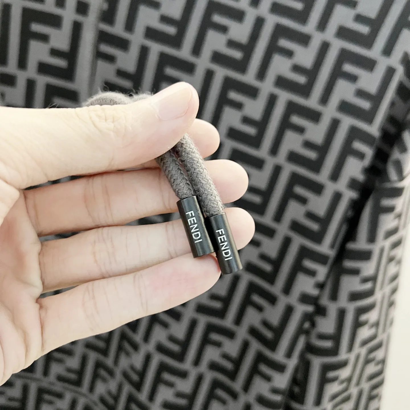 FENDI 420gコットン黒灰ロゴプリントパーカー - 画像 (7)