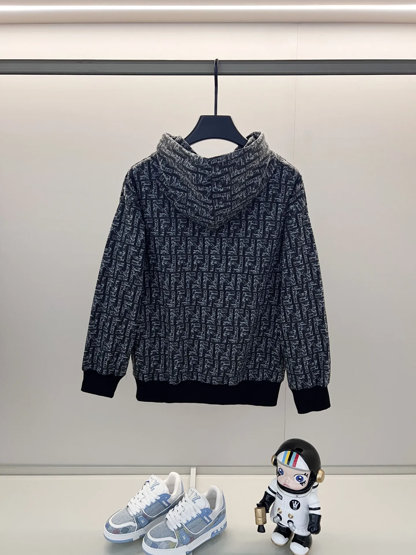 FENDI 黒と白、黒と灰色のフード付きヘルメット - 画像 (3)