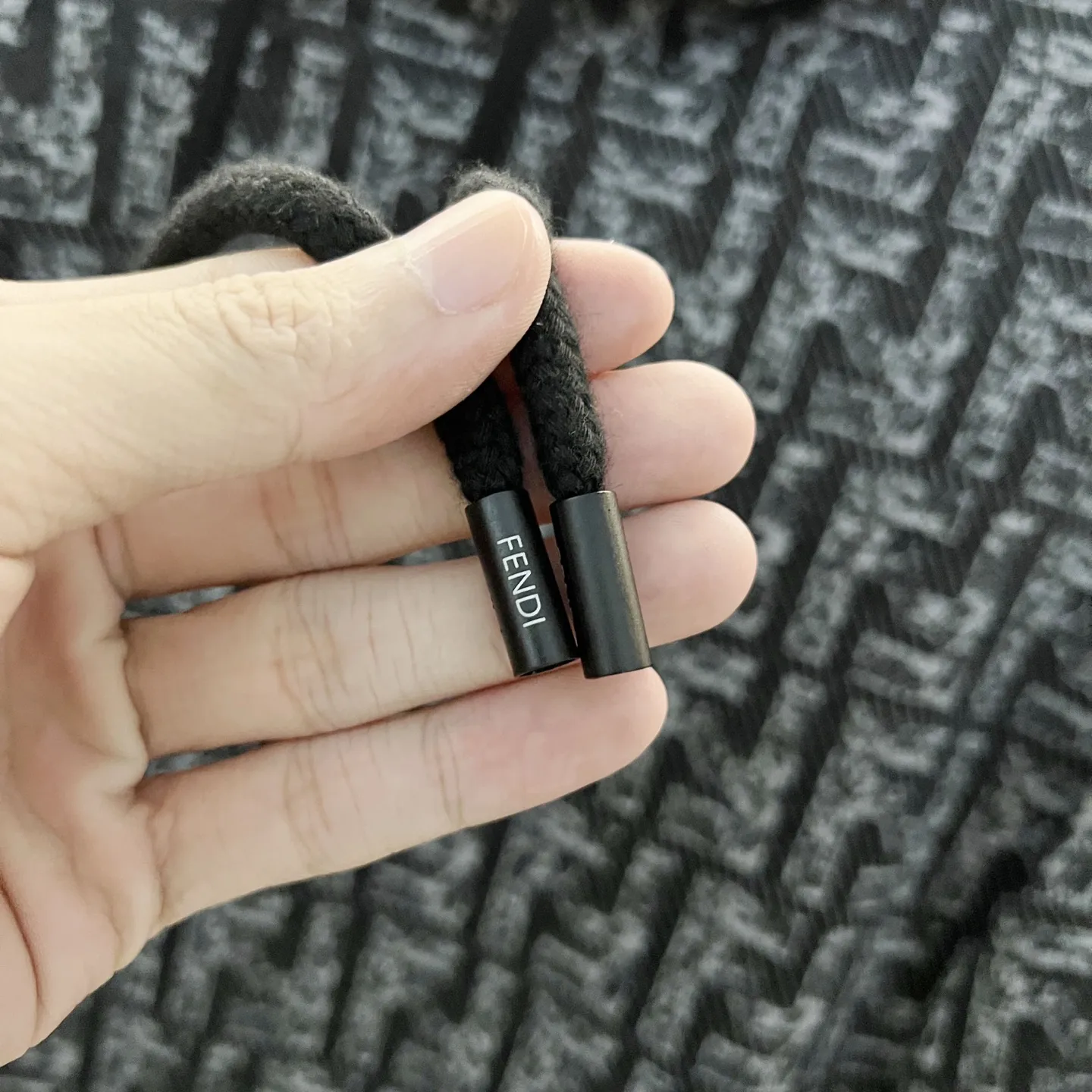 FENDI 黒と白、黒と灰色のフード付きヘルメット - 画像 (7)