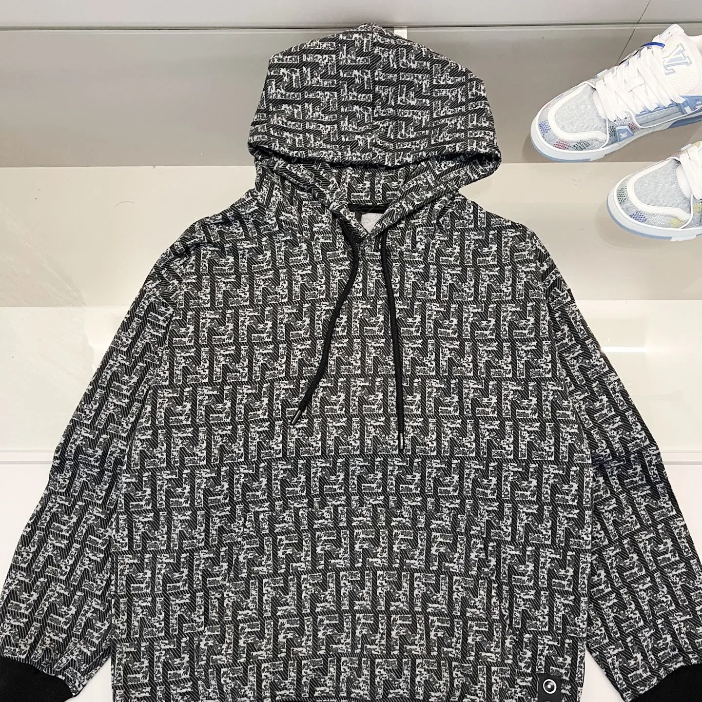 FENDI 黒と白、黒と灰色のフード付きヘルメット - 画像 (9)