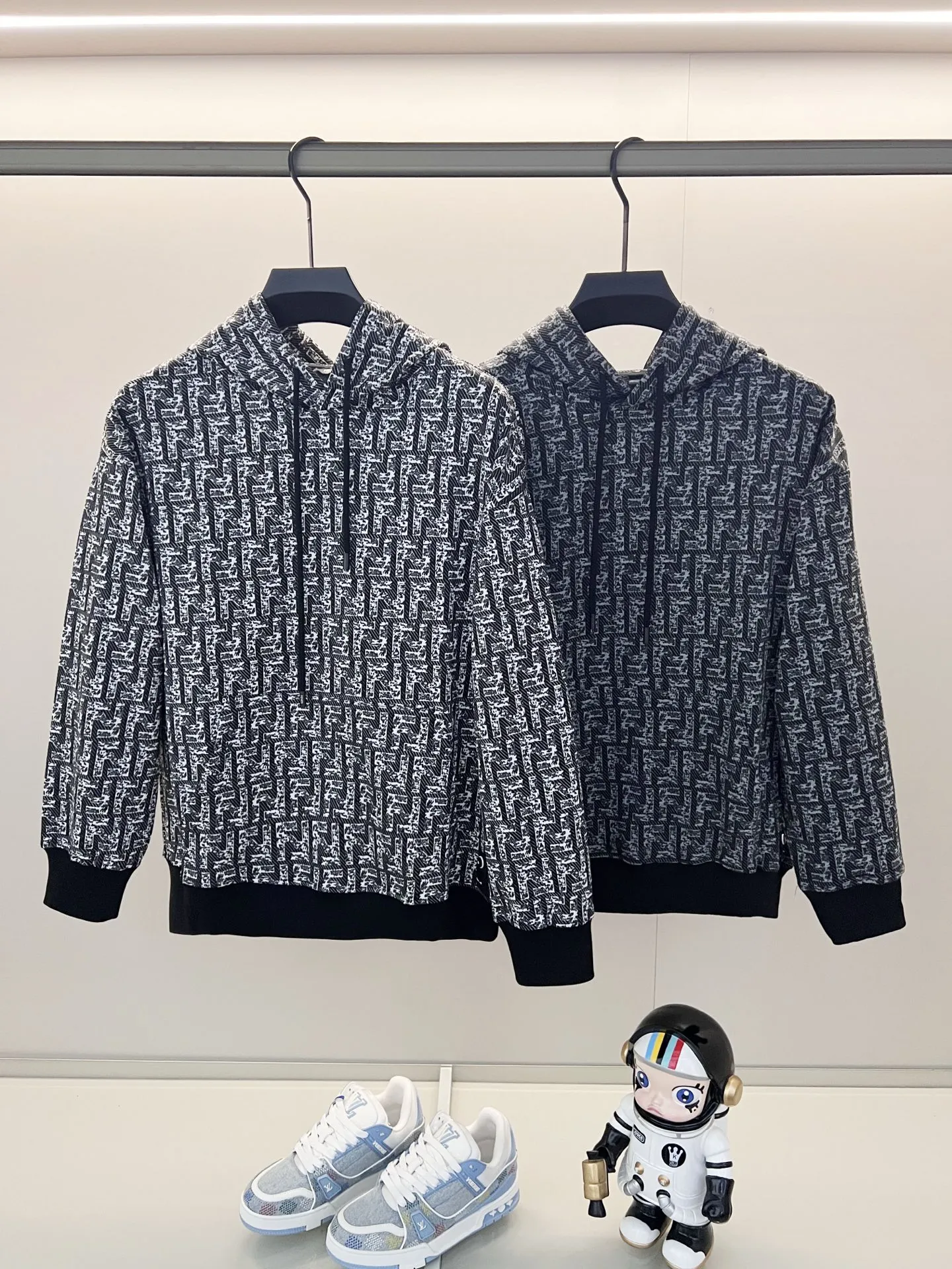 FENDI 黒と白、黒と灰色のフード付きヘルメット - 画像 (10)