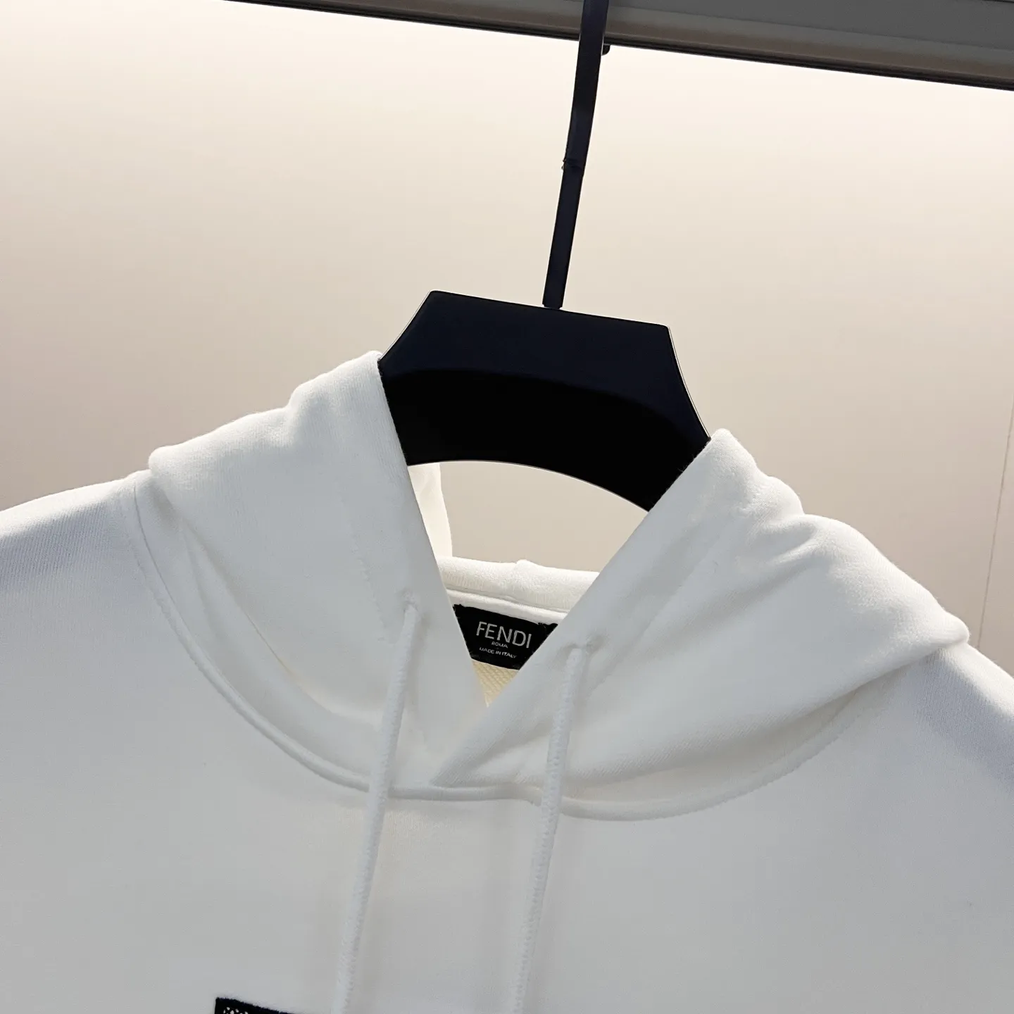 FENDI 420gコットン白黒ロゴフーディ - 画像 (4)