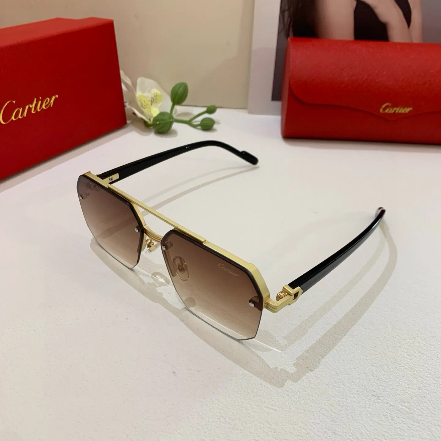 カルティエ新作黒アークサングラス - 画像 (3)