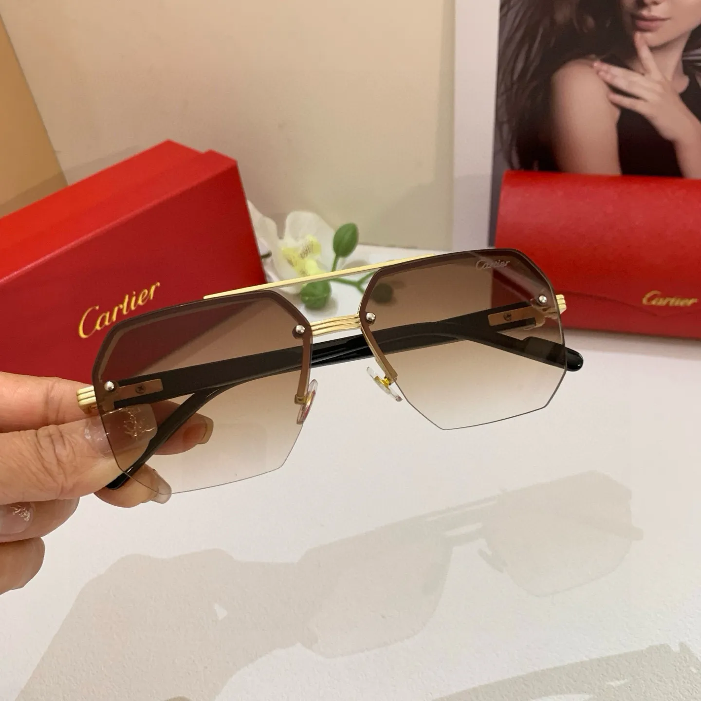 カルティエ新作黒アークサングラス - 画像 (4)