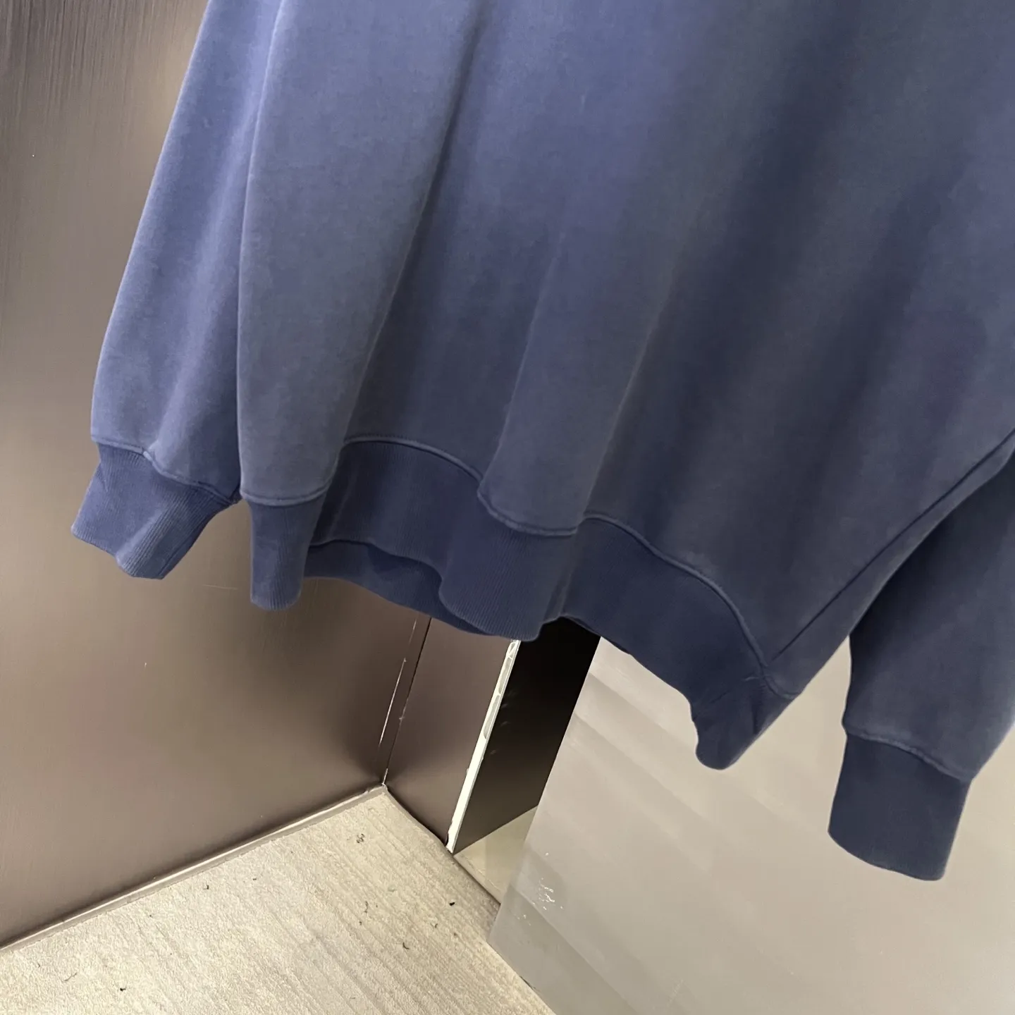 BALENCIAGA 暗夜黒 復古風スウェットシャツ - 画像 (5)