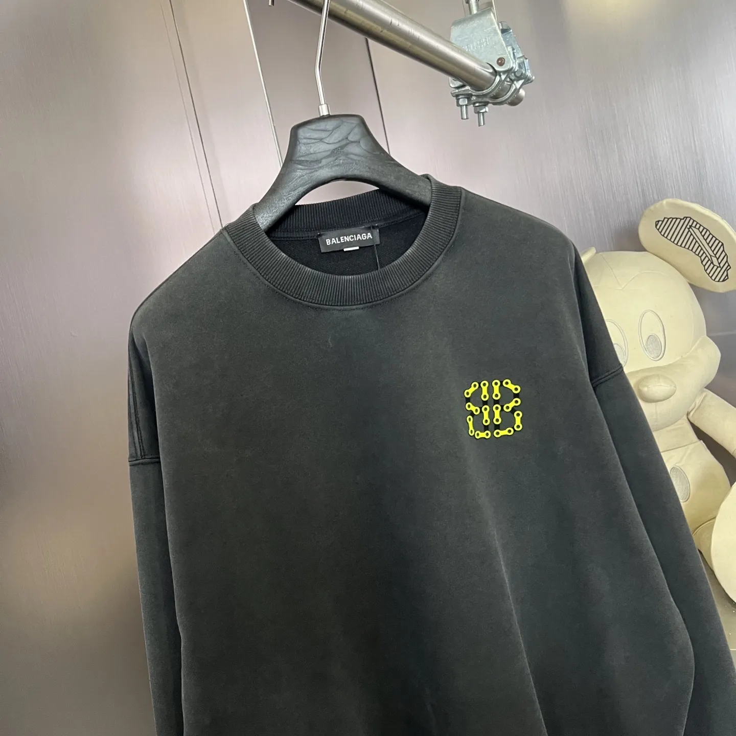 BALENCIAGA 暗夜黒 復古スタイル 丸首スウェット - 画像 (3)