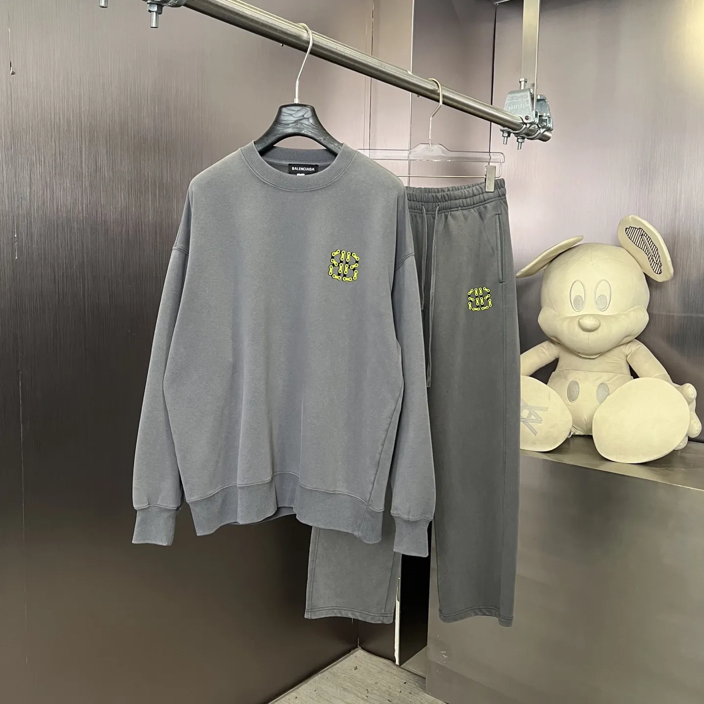 BALENCIAGA 暗夜黒 復古スタイル クルーネックスウェット - 画像 (9)