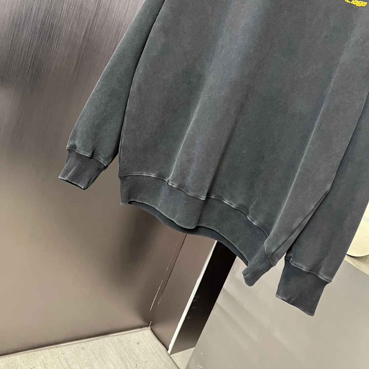 BALENCIAGA 暗夜黒 復古風ロゴスウェット - 画像 (6)