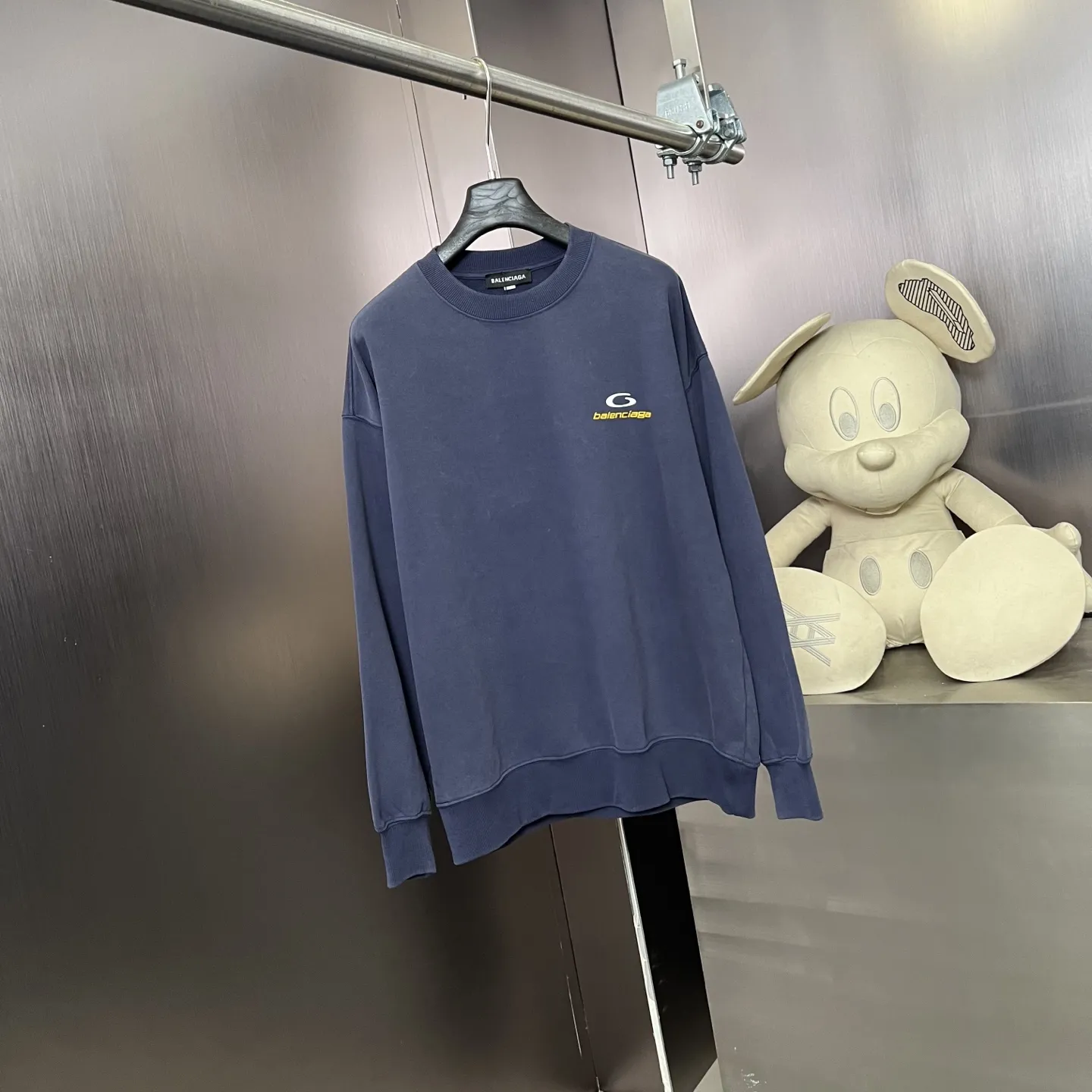 BALENCIAGA 暗夜黒 復古風 丸首スウェット - 画像 (3)