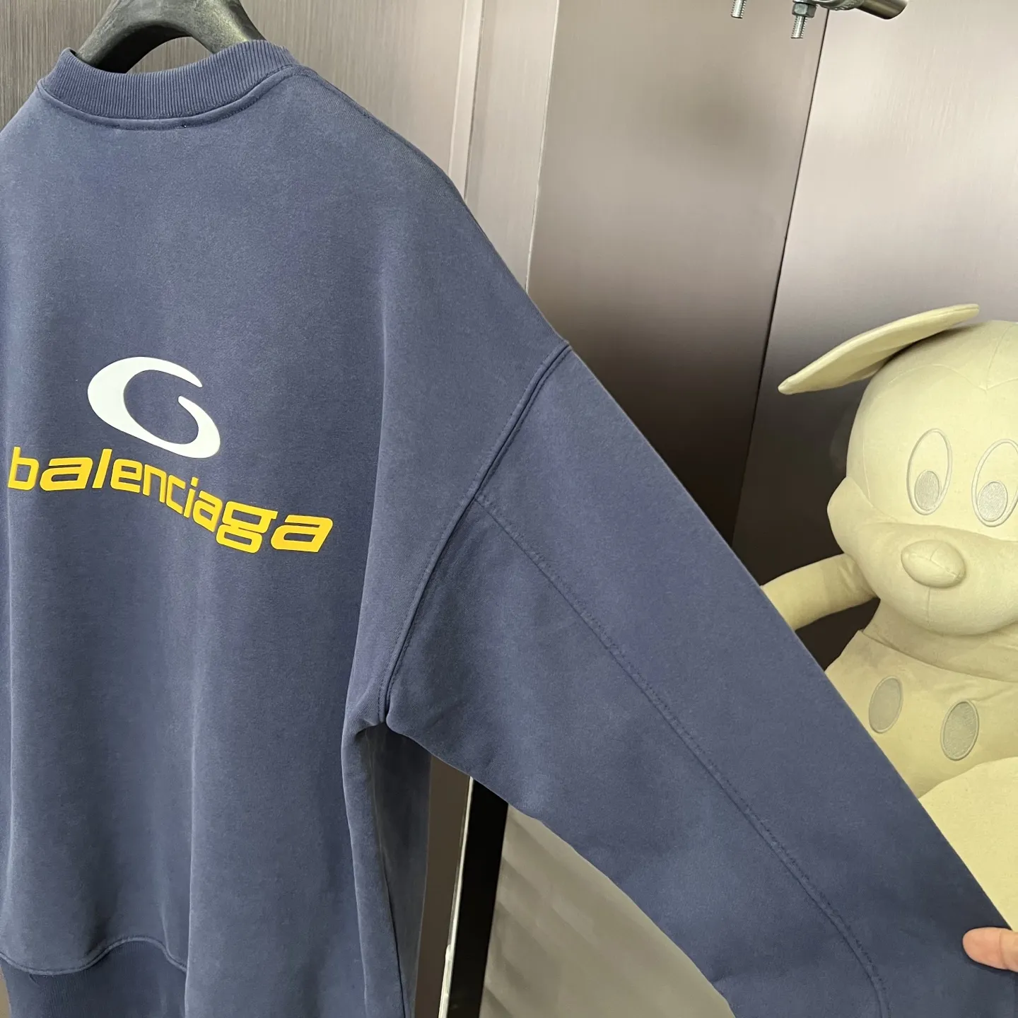 BALENCIAGA 暗夜黒 復古風 丸首スウェット - 画像 (8)