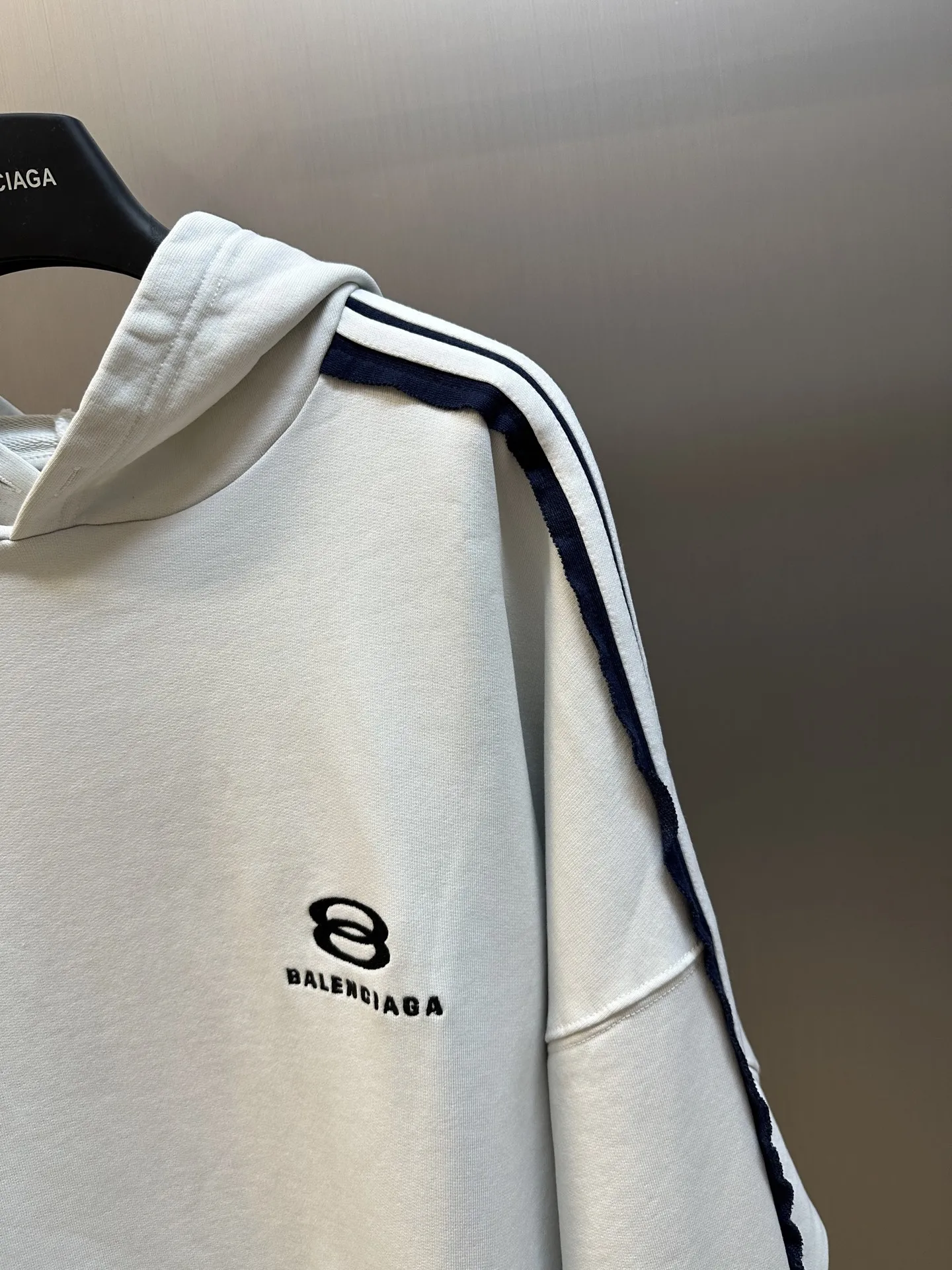 BALENCIAGA ホワイト 肩杠連帽ウェア - 画像 (4)