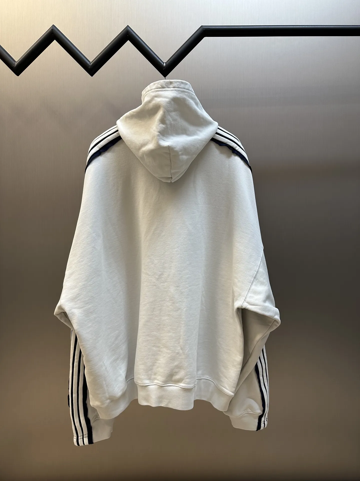 BALENCIAGA ホワイト 肩杠連帽ウェア - 画像 (5)