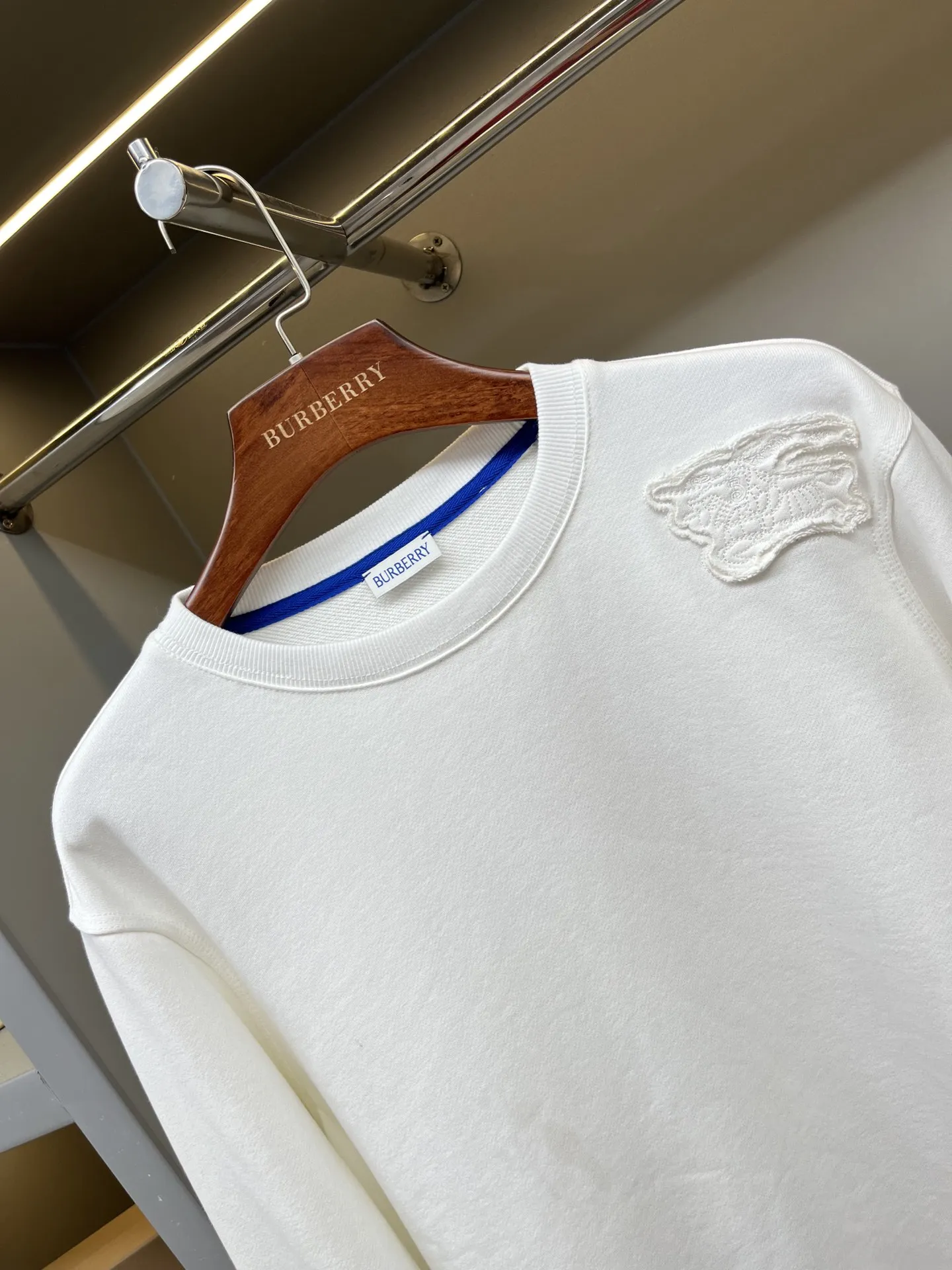 Burberry ホワイト クラシックロゴ 男女兼用スウェット - 画像 (3)