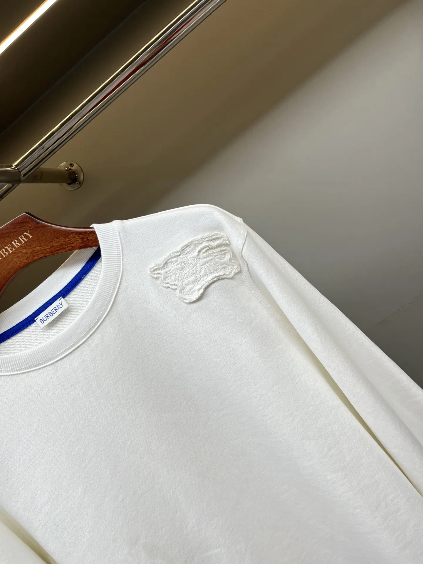Burberry ホワイト クラシックロゴ 男女兼用スウェット - 画像 (4)