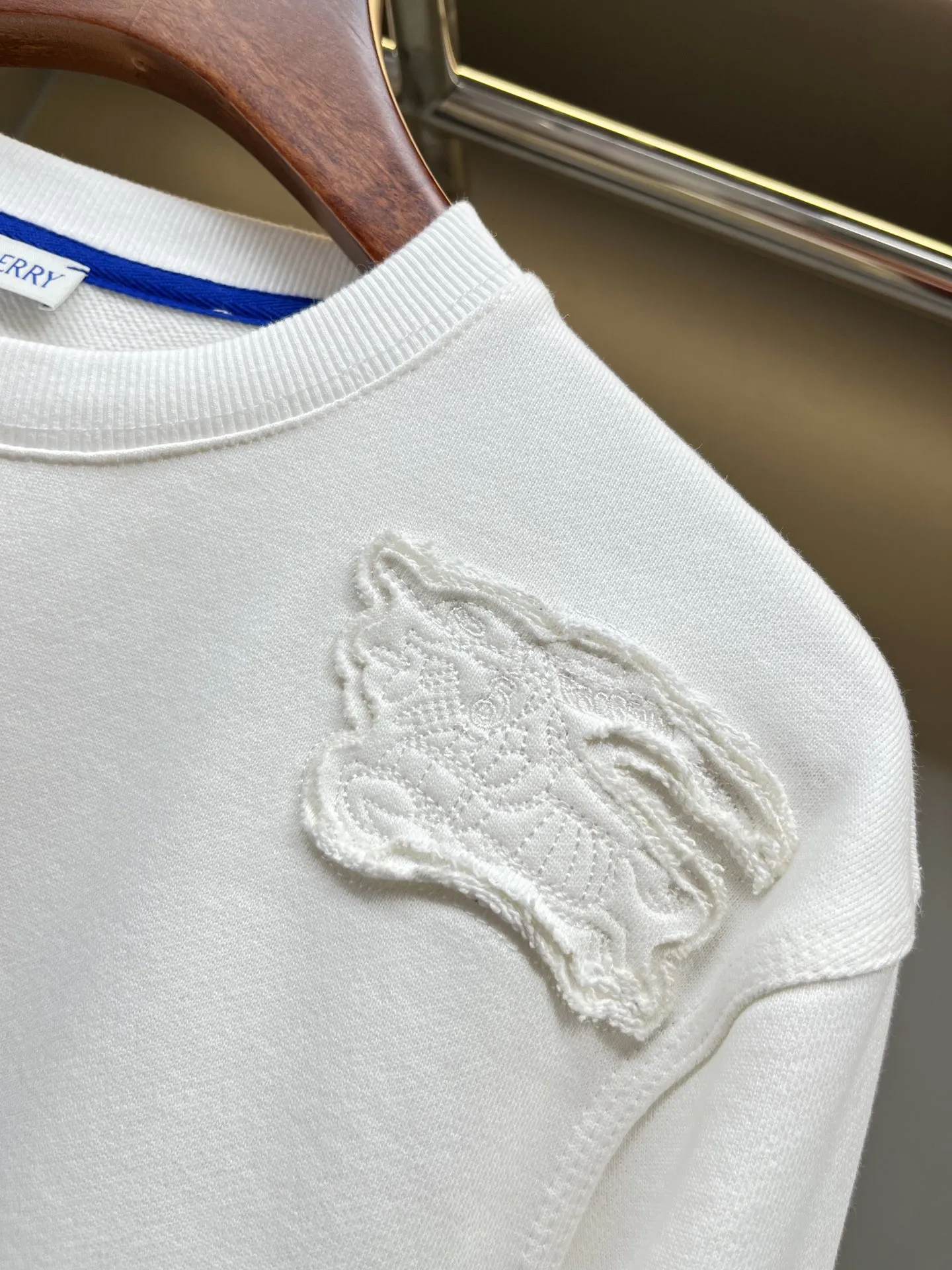 Burberry ホワイト クラシックロゴ 男女兼用スウェット - 画像 (6)