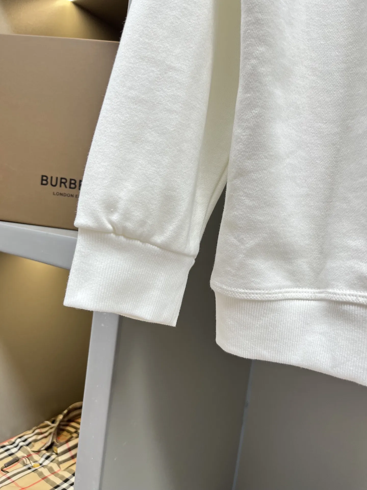 Burberry ホワイト クラシックロゴ 男女兼用スウェット - 画像 (9)