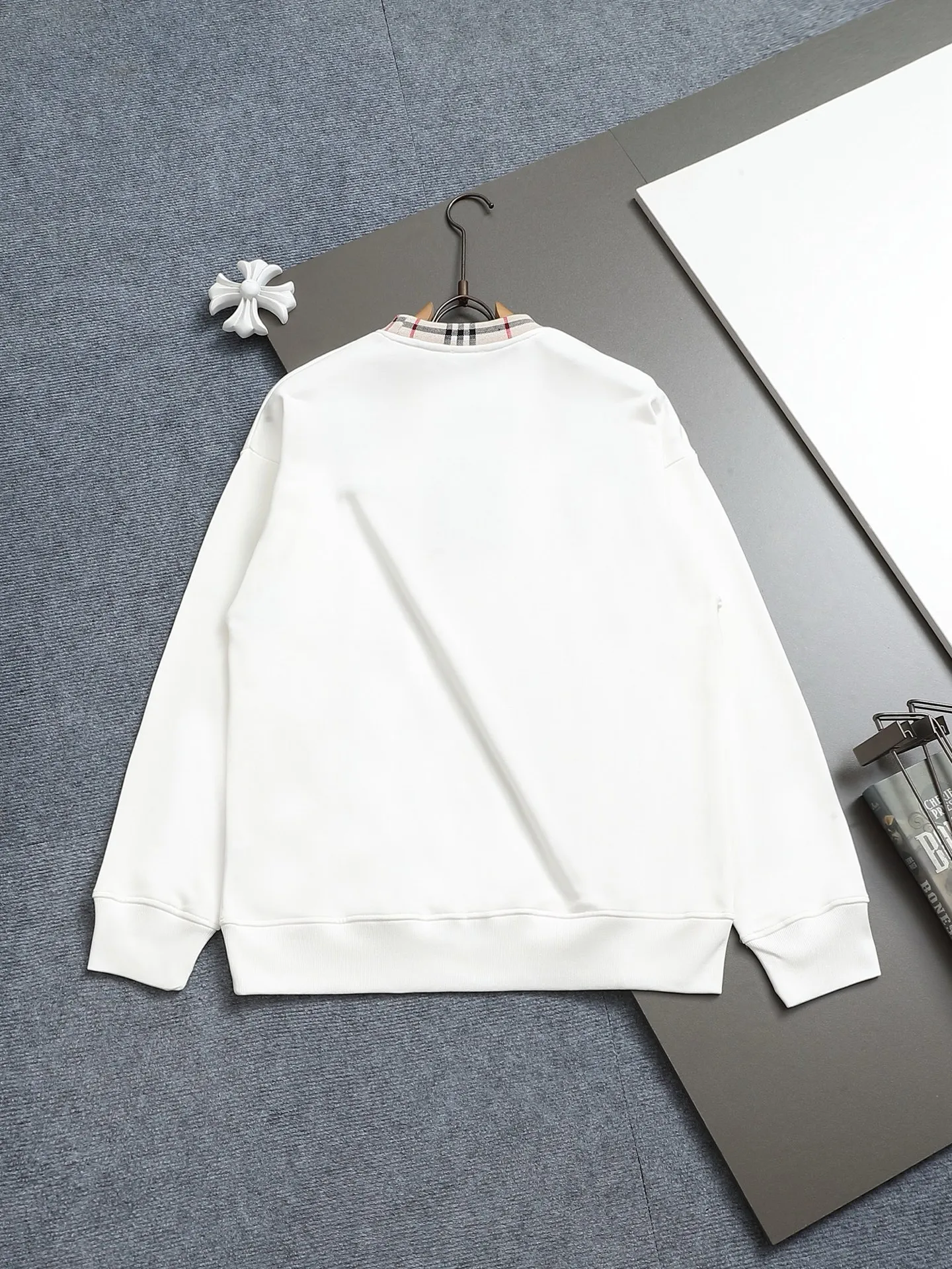 BURBERRY 420g 丸首スウェット 白 スタイル - 画像 (3)