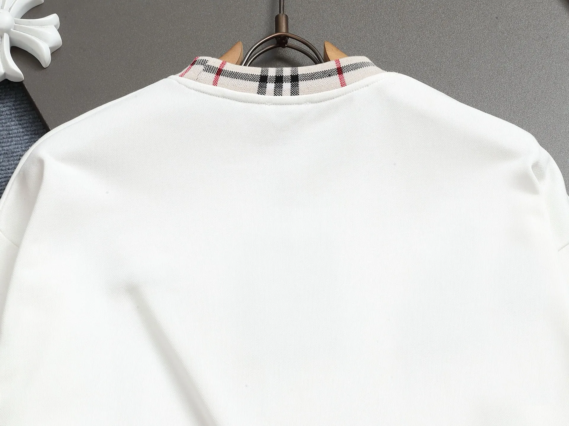 BURBERRY 420g 丸首スウェット 白 スタイル - 画像 (12)