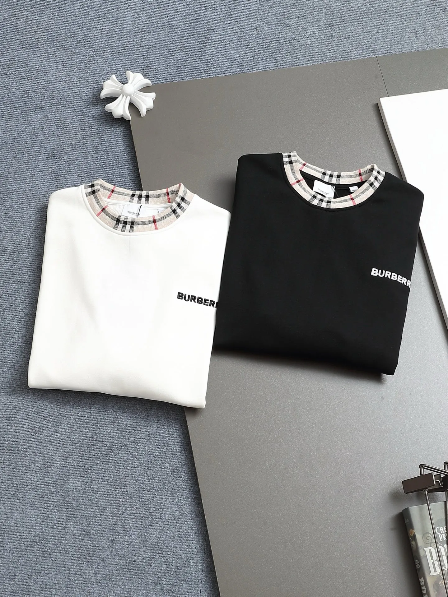 BURBERRY 420g 丸首スウェット 白 スタイル - 画像 (13)