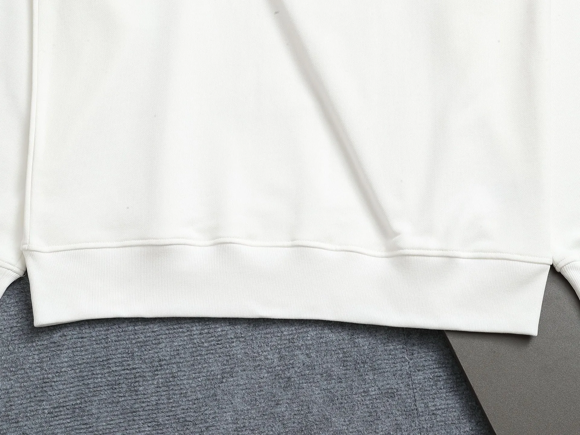 BURBERRY 420g 丸首スウェット 白 スタイル - 画像 (5)