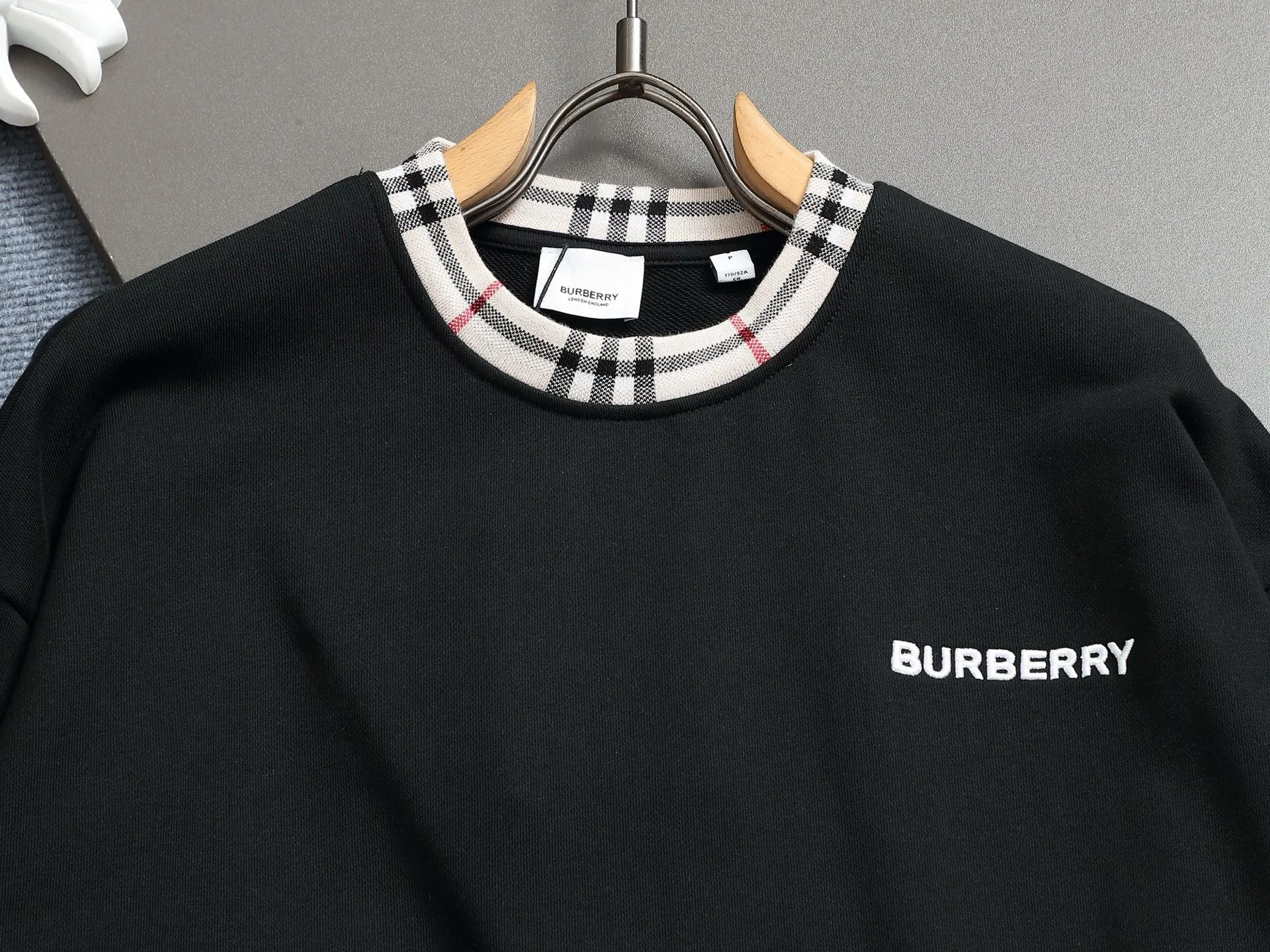 BURBERRY 420g 黒 丸首スウェットシャツ - 画像 (4)