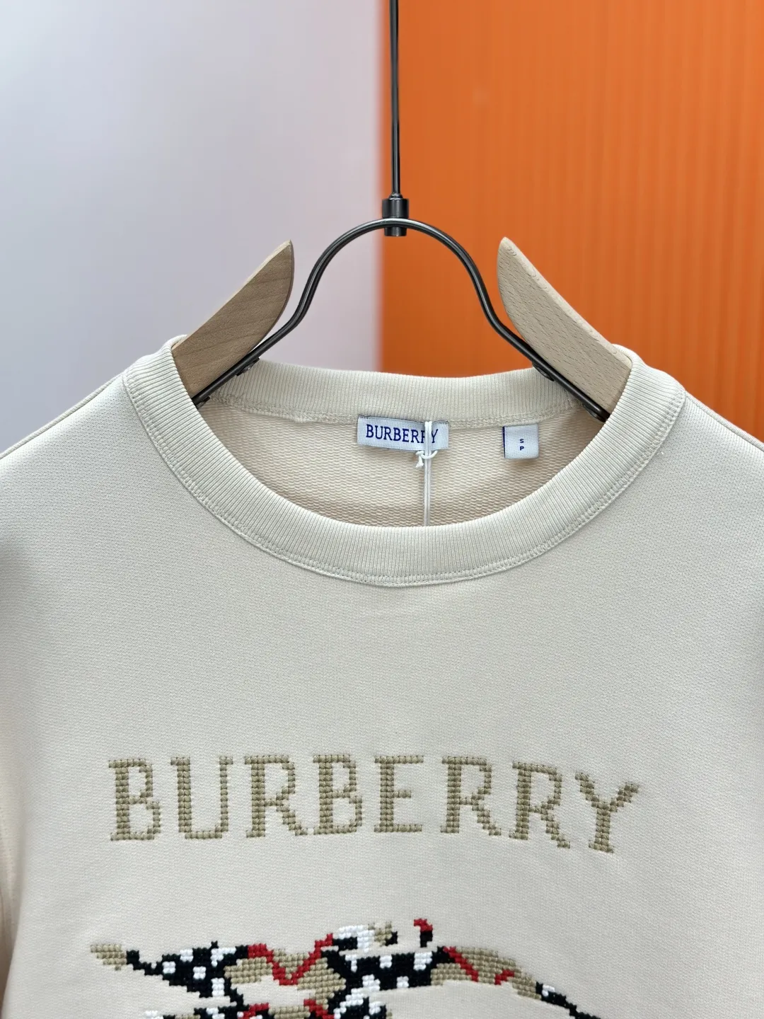 Burberry クリーム色 十字架のとげの軍馬長袖スウェット - 画像 (3)