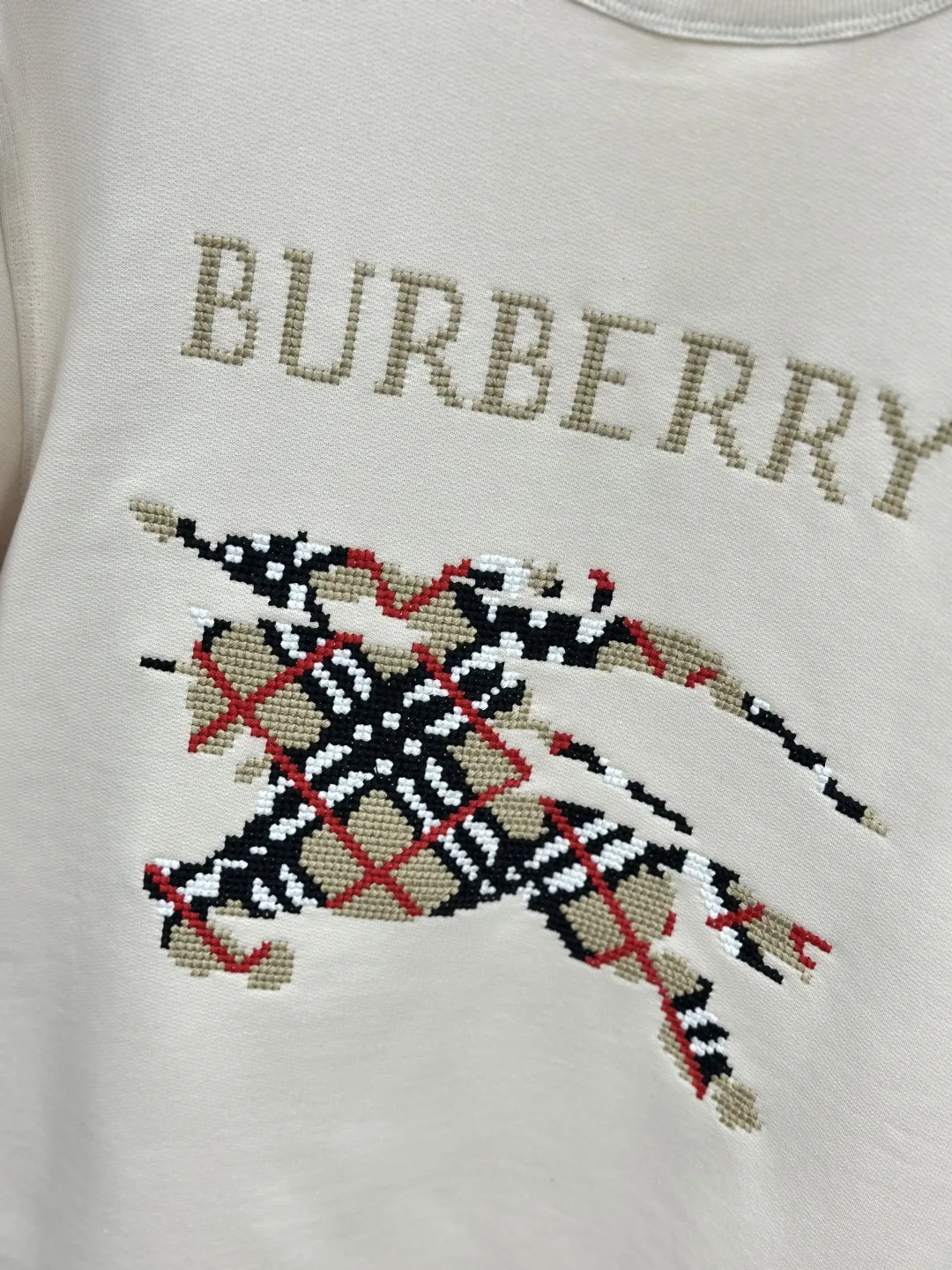 Burberry クリーム色 十字架のとげの軍馬長袖スウェット - 画像 (4)