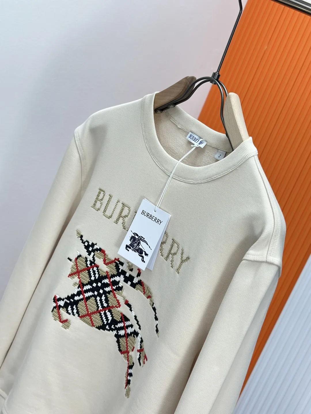 Burberry クリーム色 十字架のとげの軍馬長袖スウェット - 画像 (5)