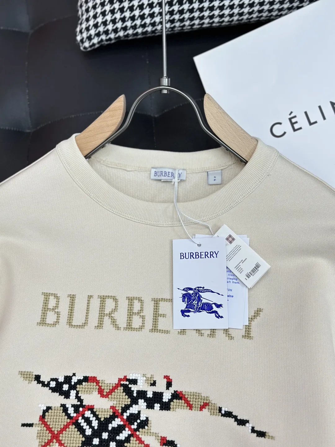 Burberry クリーム色 十字架のとげの軍馬長袖スウェット - 画像 (6)