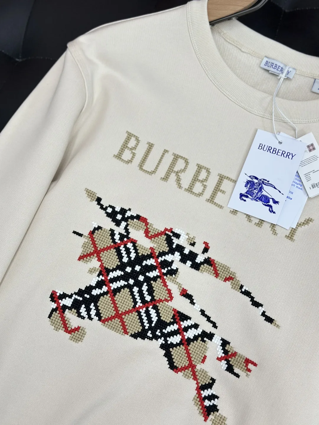 Burberry クリーム色 十字架のとげの軍馬長袖スウェット - 画像 (7)