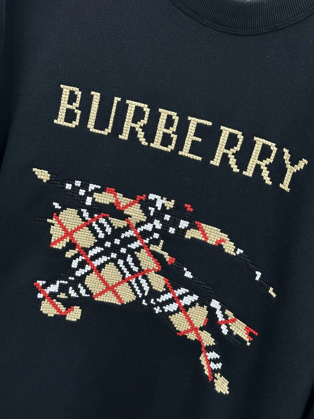 Burberry ブラック クロスステッチの軍馬 長袖スウェット - 画像 (5)