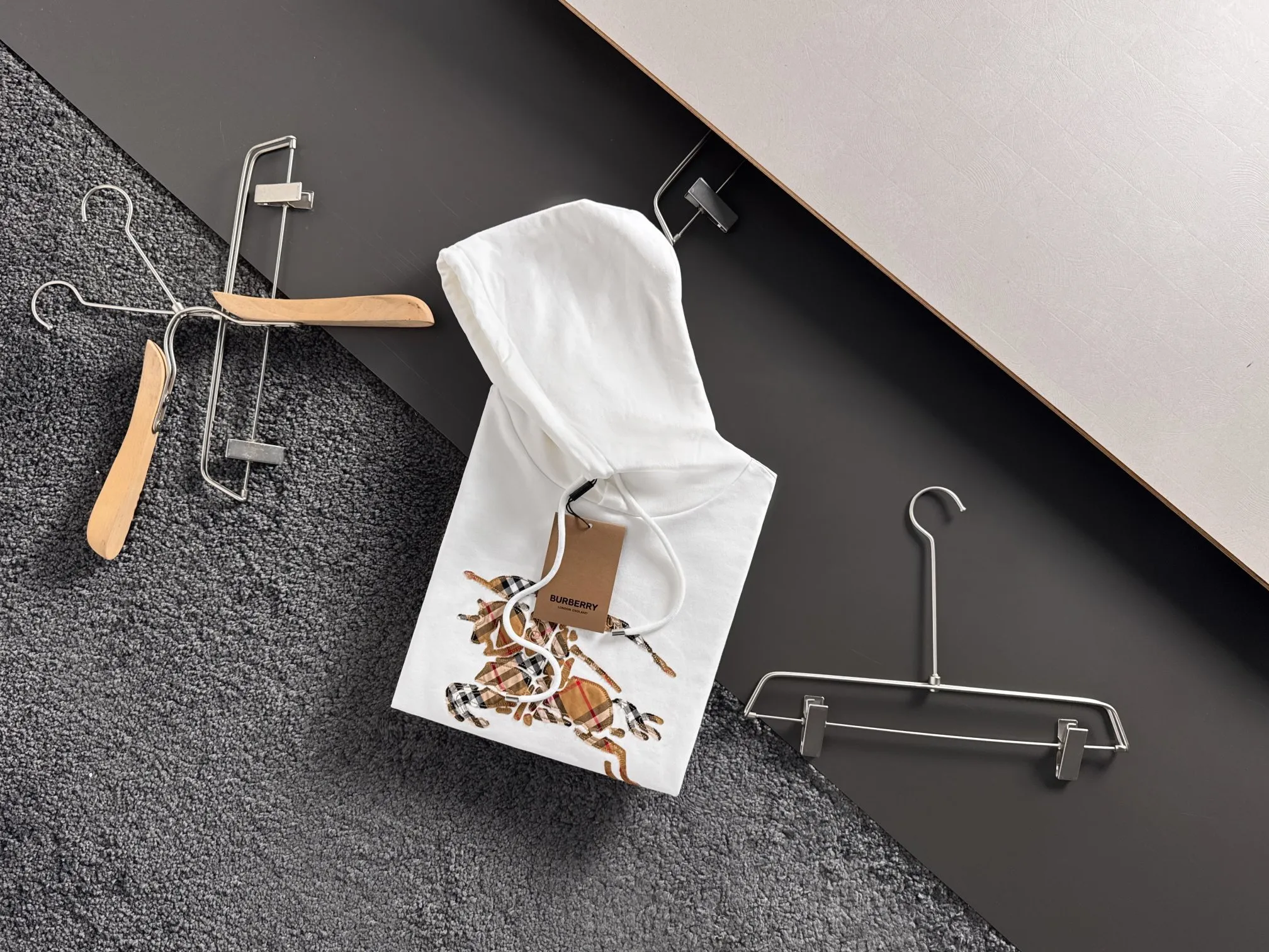 Burberry 25ss ホワイト 戦馬刺繍パーカー - 画像 (3)