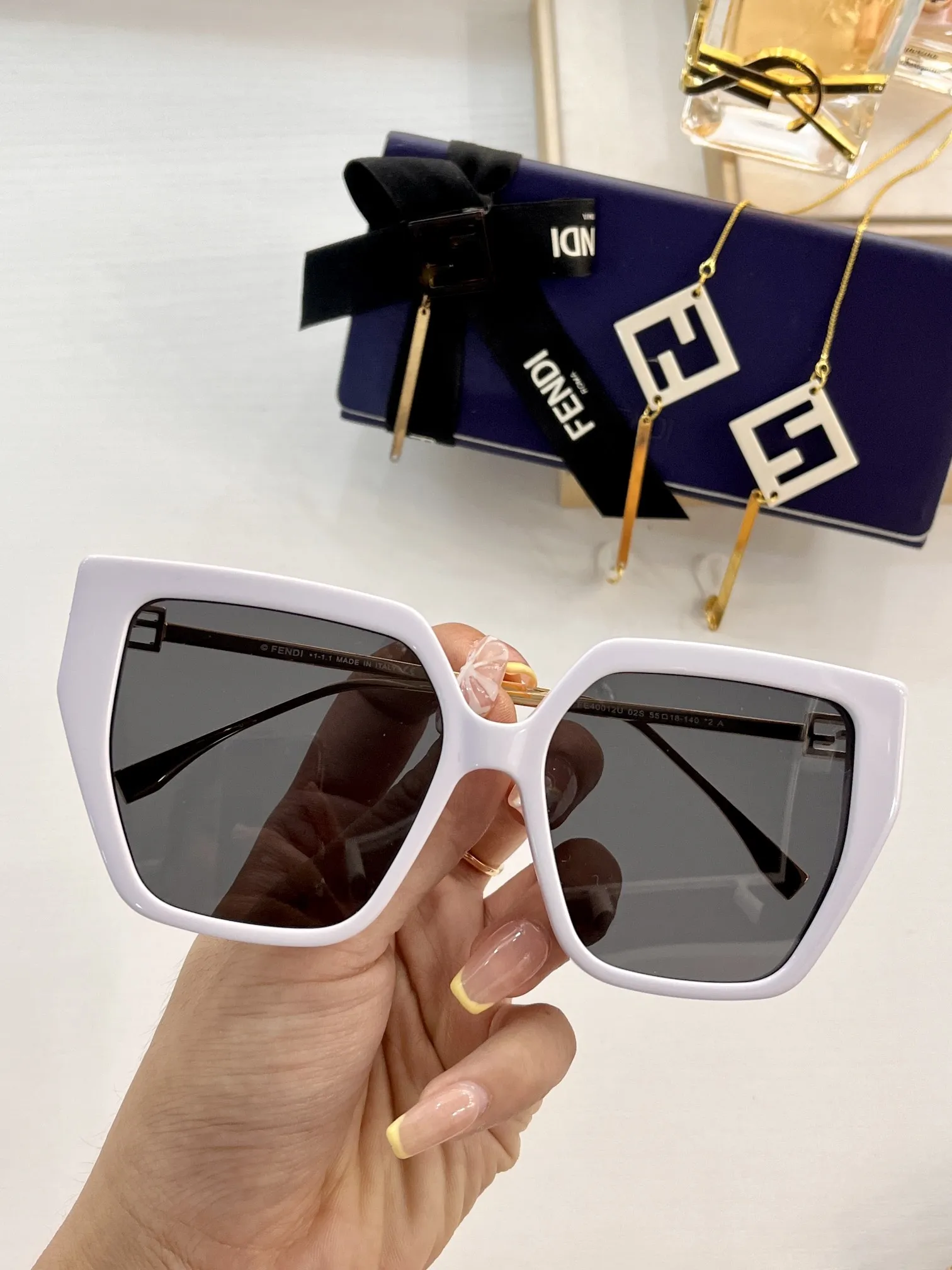 Fendi新作白黒アークサングラス