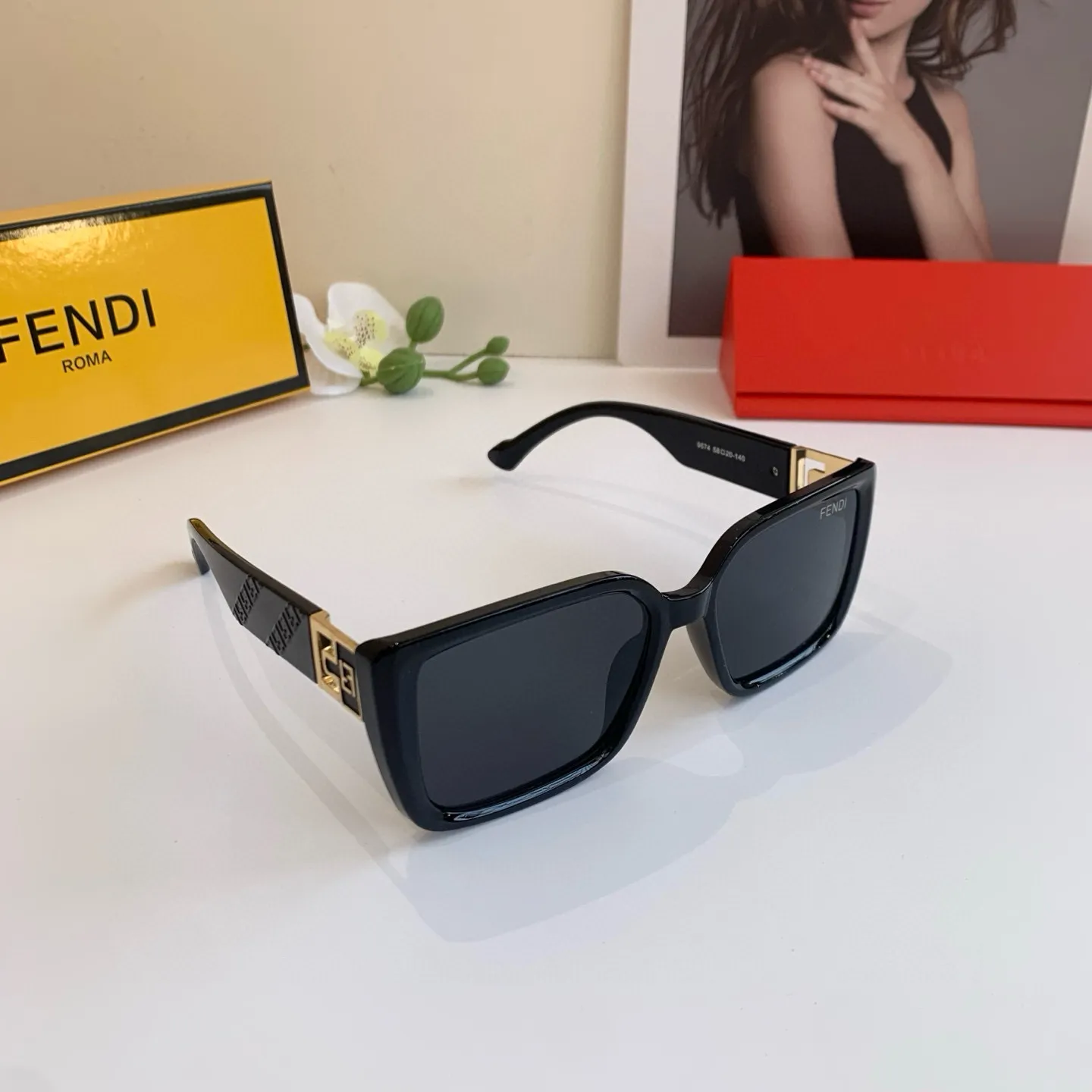 FENDI新作黒サングラスファッションモデル
