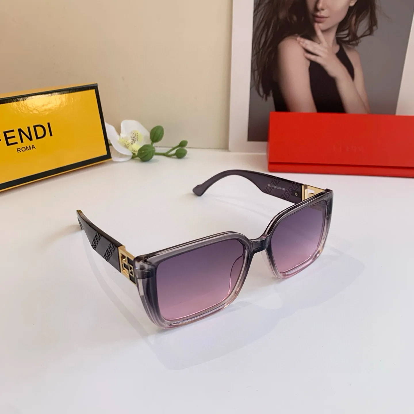 FENDI新作黒Fサングラスファッションモデル