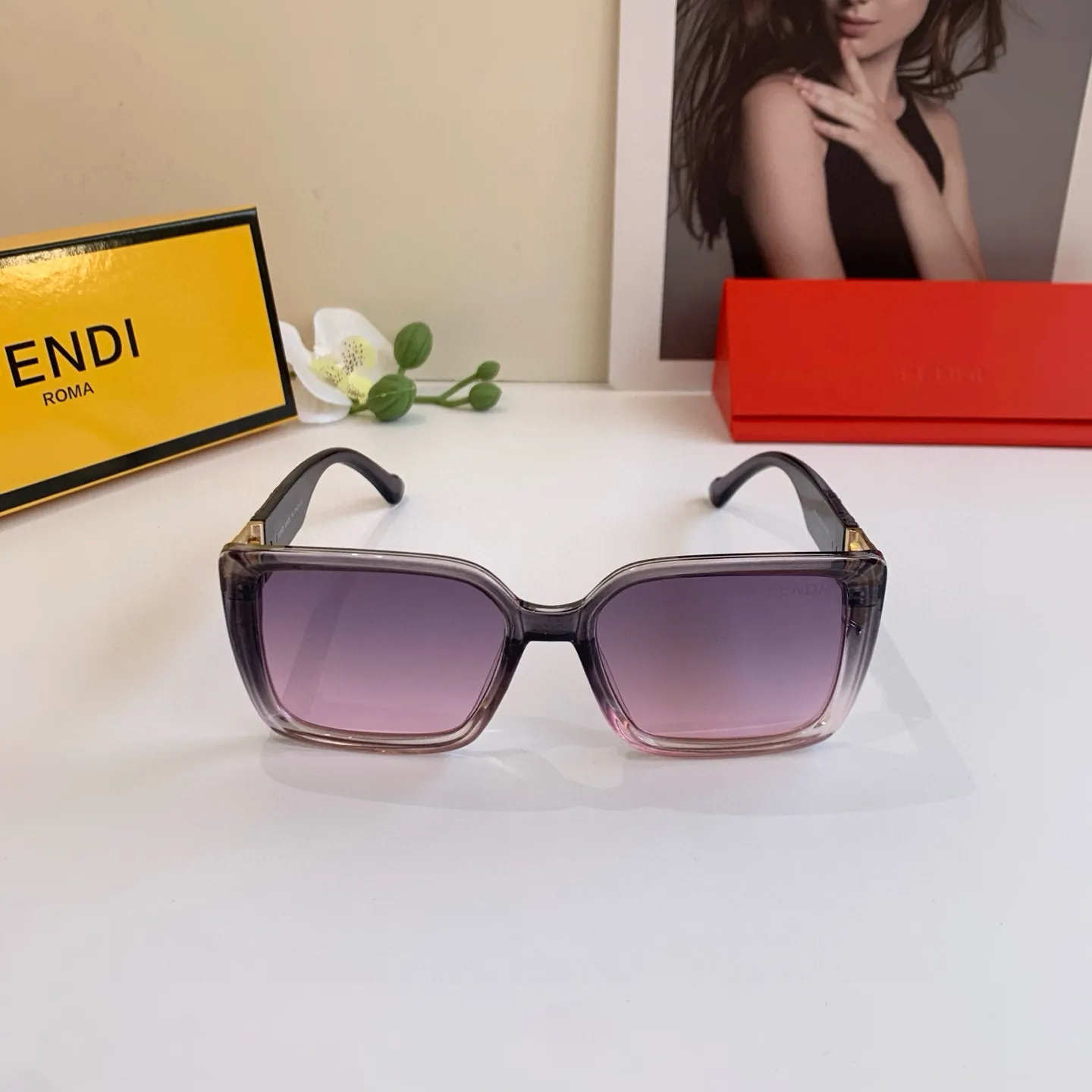 FENDI新作黒Fサングラスファッションモデル - 画像 (5)