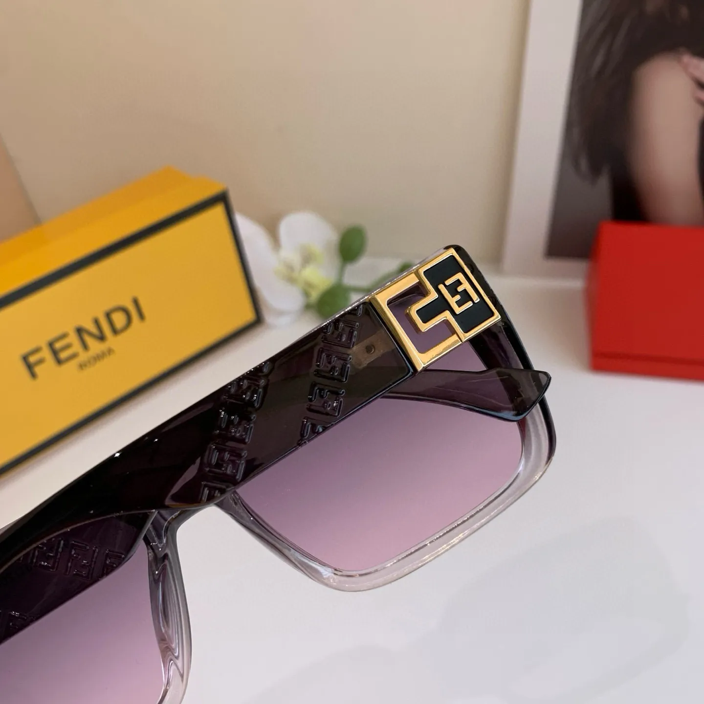 FENDI新作黒Fサングラスファッションモデル - 画像 (6)