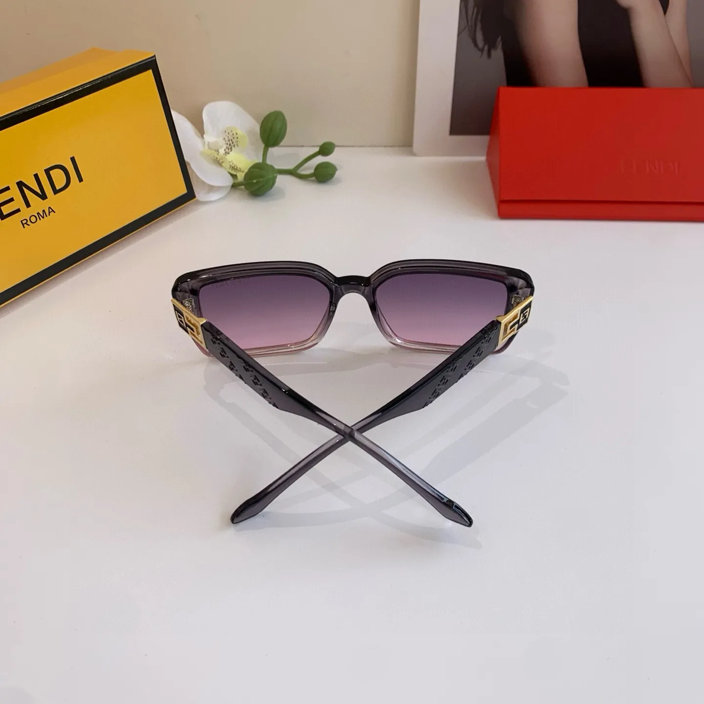 FENDI新作黒Fサングラスファッションモデル - 画像 (7)