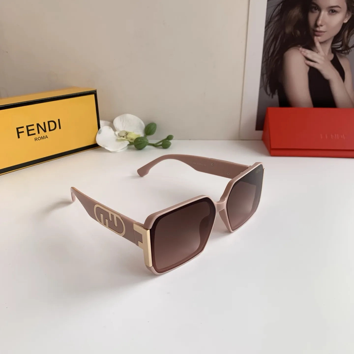 FENDI新作黒ファッションサングラス