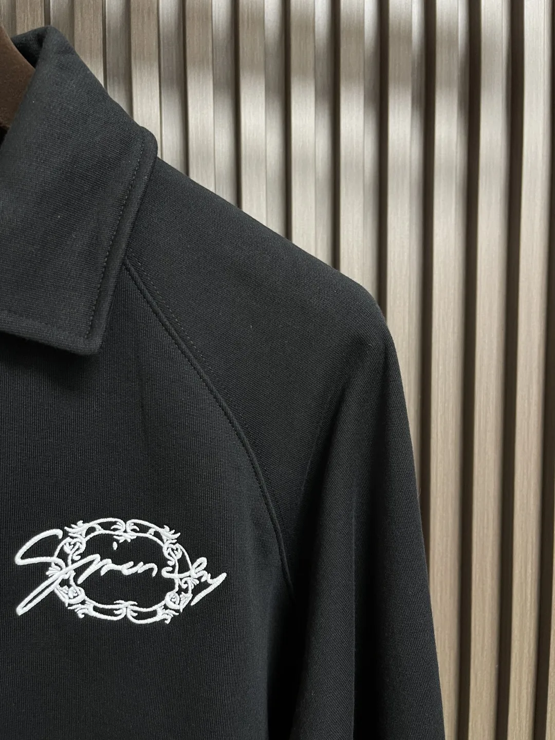 Givenchy ブラック刺繍花冠長袖ポロシャツ - 画像 (5)