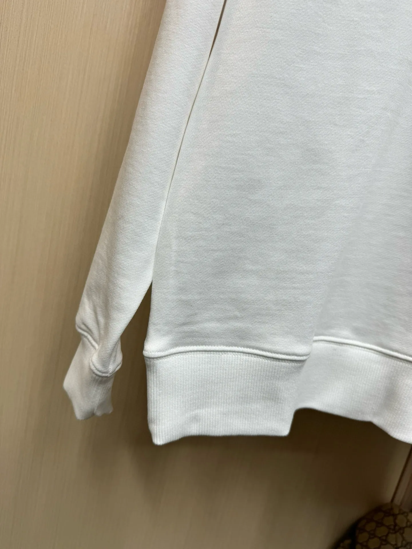 Givenchy ホワイト ロゴバックプリント クルーネックスウェット - 画像 (5)