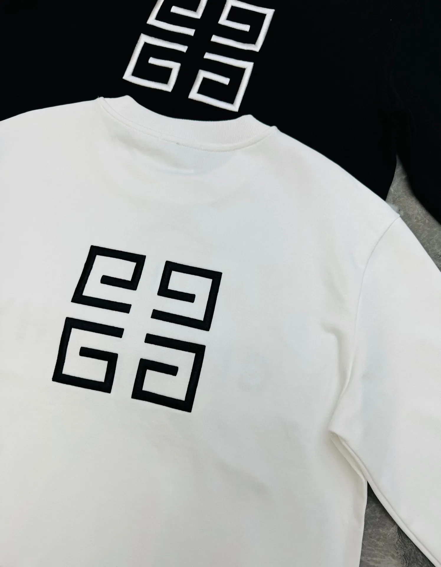 Givenchy ホワイト ロゴバックプリント クルーネックスウェット - 画像 (9)