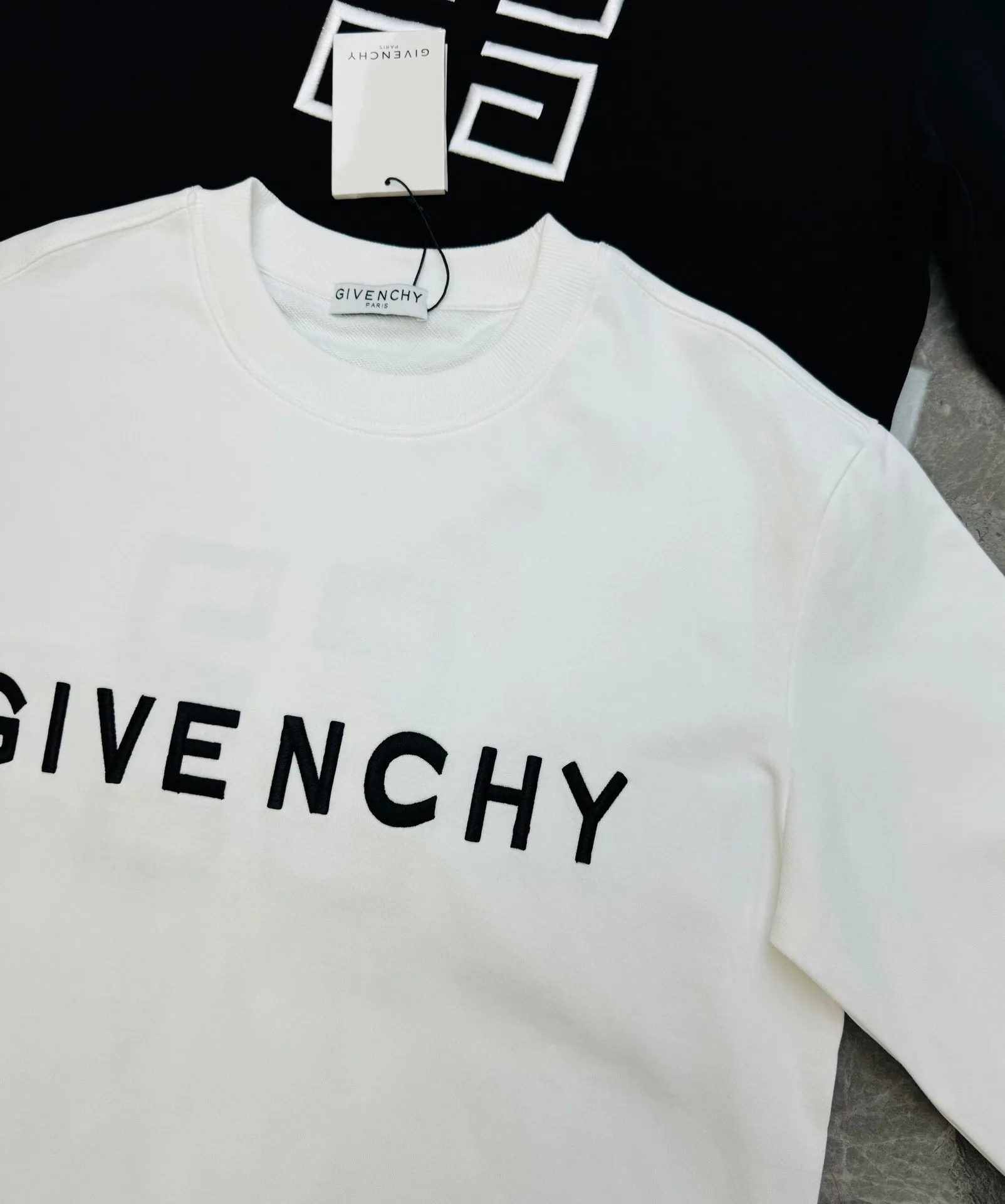 Givenchy ホワイト ロゴバックプリント クルーネックスウェット - 画像 (10)