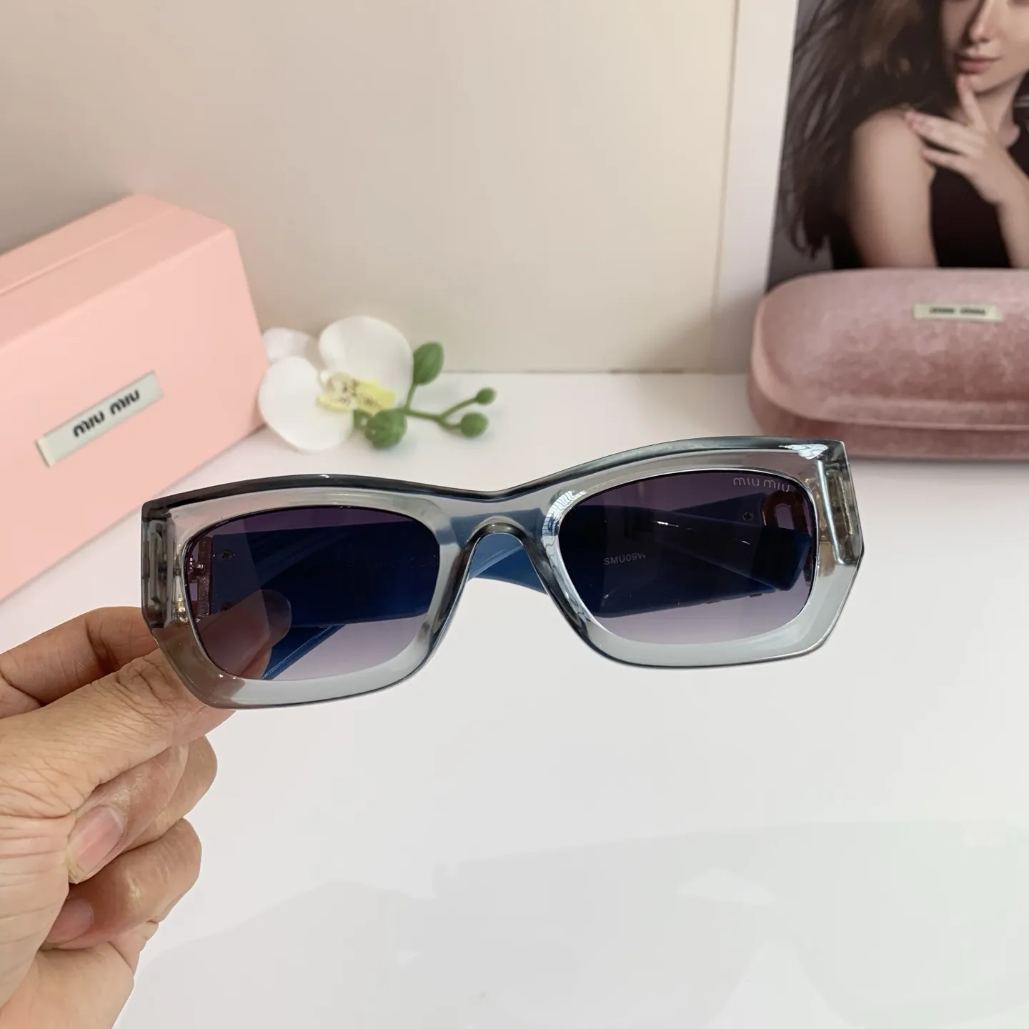 MIUMIU新作黒アークサングラス - 画像 (4)