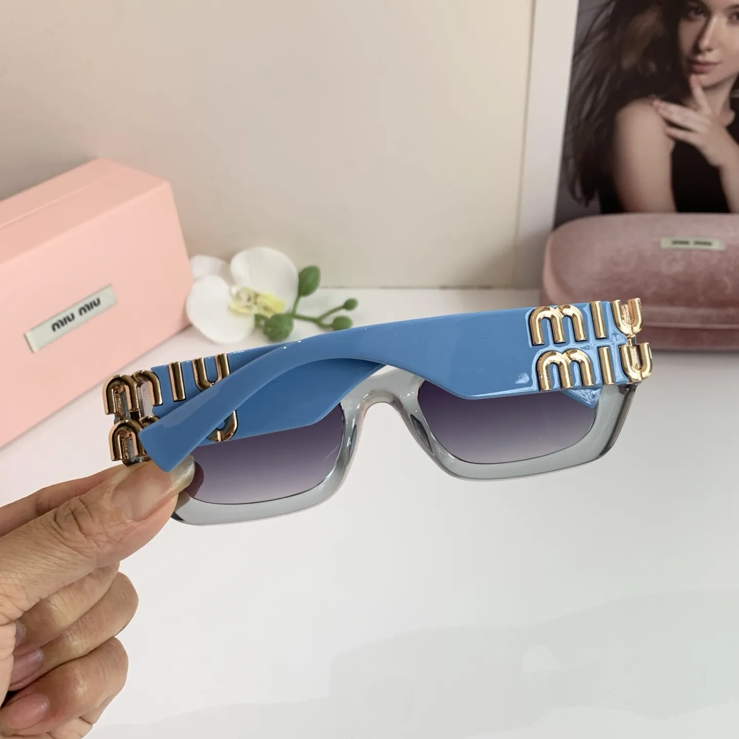 MIUMIU新作黒アークサングラス - 画像 (7)