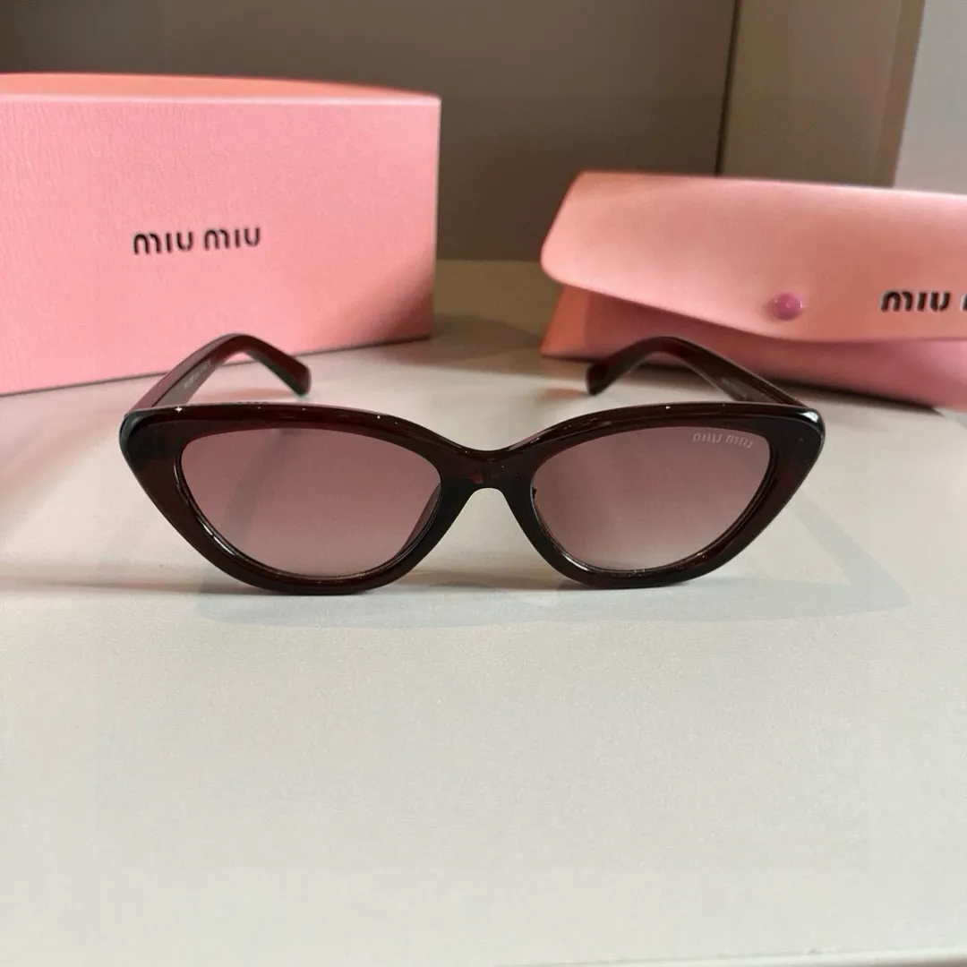 Miu Miu新作黒キャッツアイサングラス - 画像 (3)