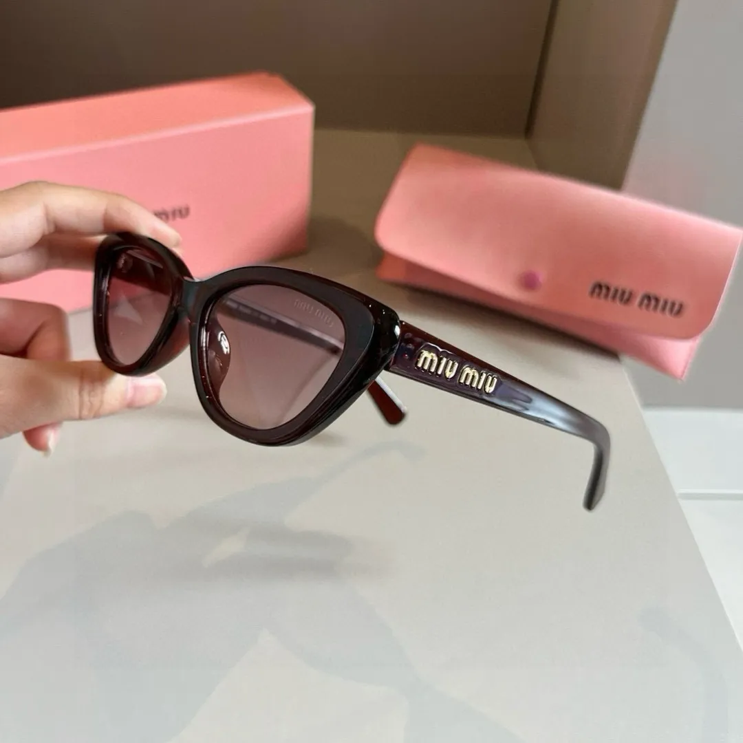 Miu Miu新作黒キャッツアイサングラス - 画像 (5)